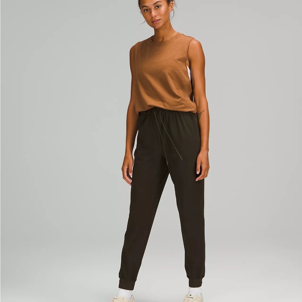 Lululemon jogger size 4 black. Excellent condition.